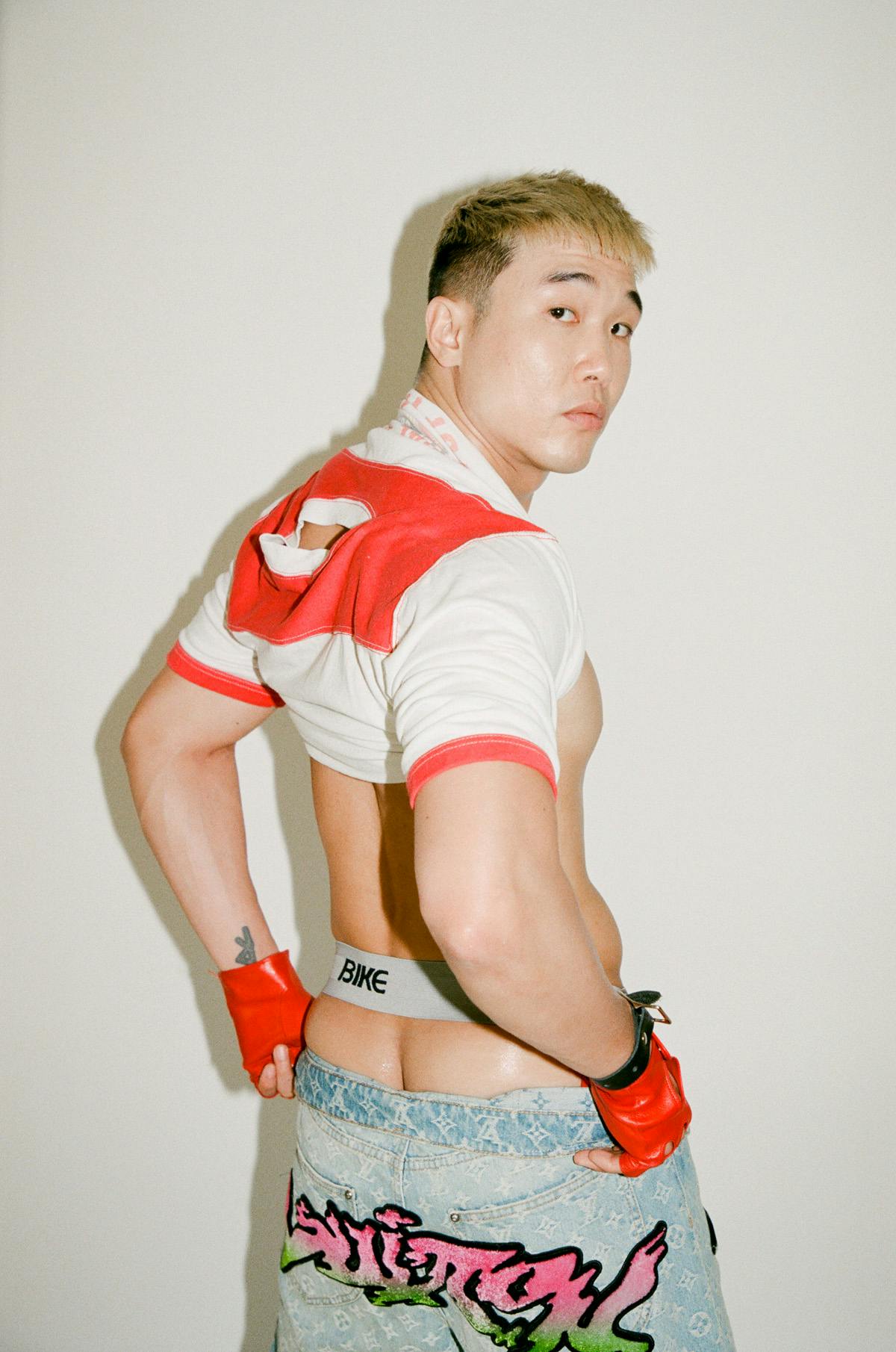 Top STYLIST’S OWN
Briefs BIKE
Pants LOUIS VUITTON
Gloves SEYMOURE GLOVES
Bracelet ZANA BAYNE