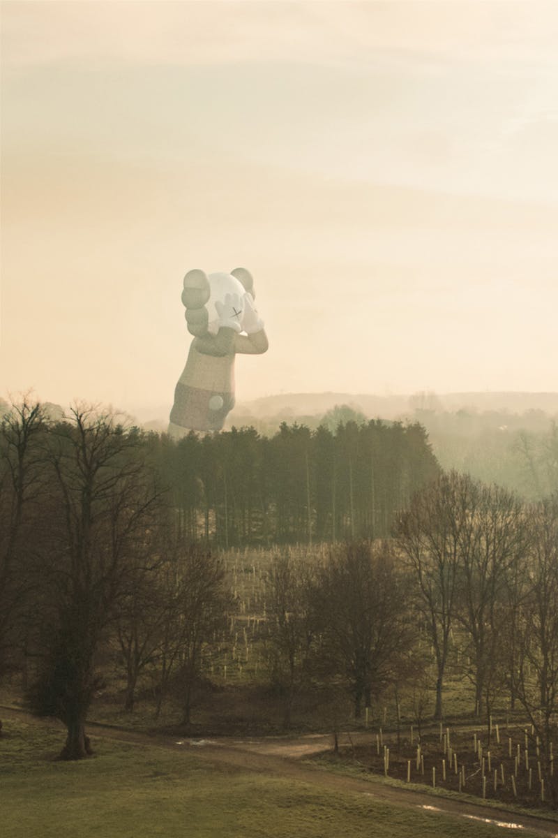 kaws-holiday-bristol-hot-air-balloon-companion (8)
