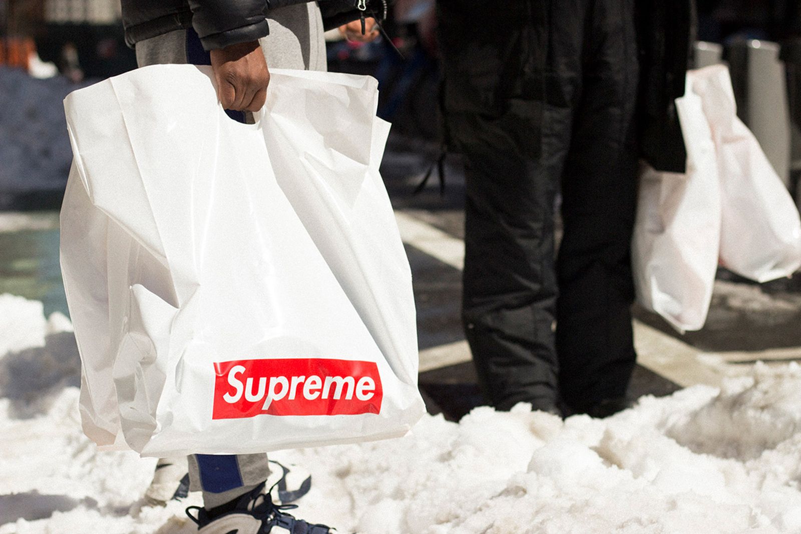 Afhankelijk Kracht barrière How to Buy Supreme Clothing: The Ultimate Beginner's Guide