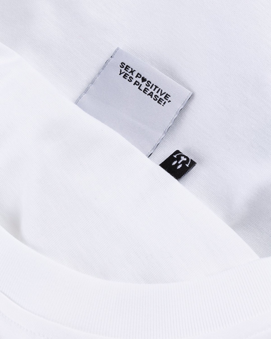 Carne Bollente – Cunni sur la Pelouse T-Shirt White - T-Shirts - White - Image 4