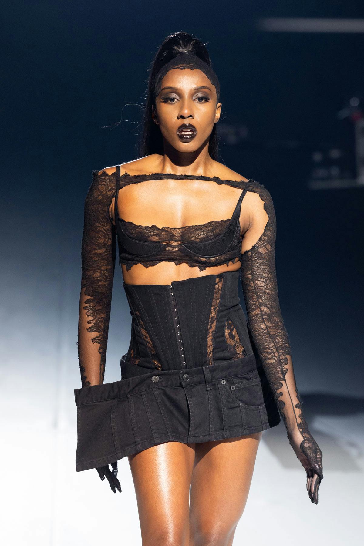 mugler-fw23-arca-ziwe-01