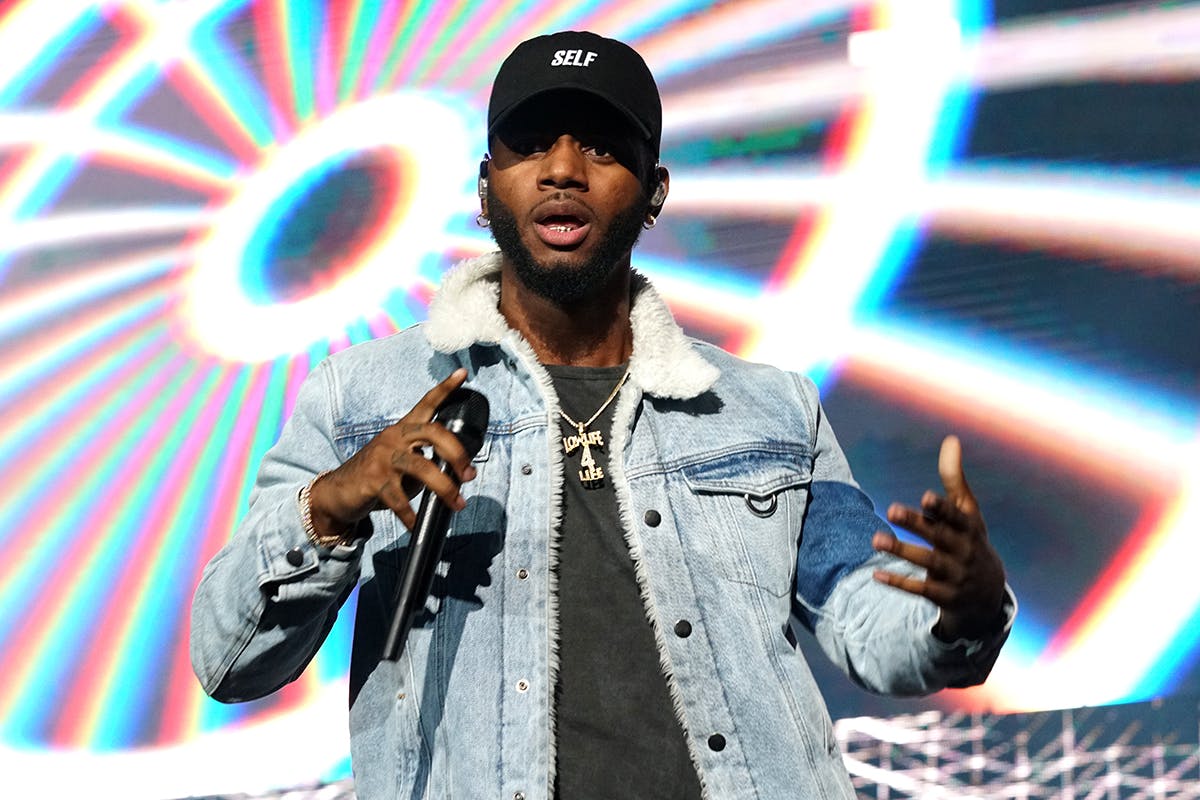 Bryson Tiller performing