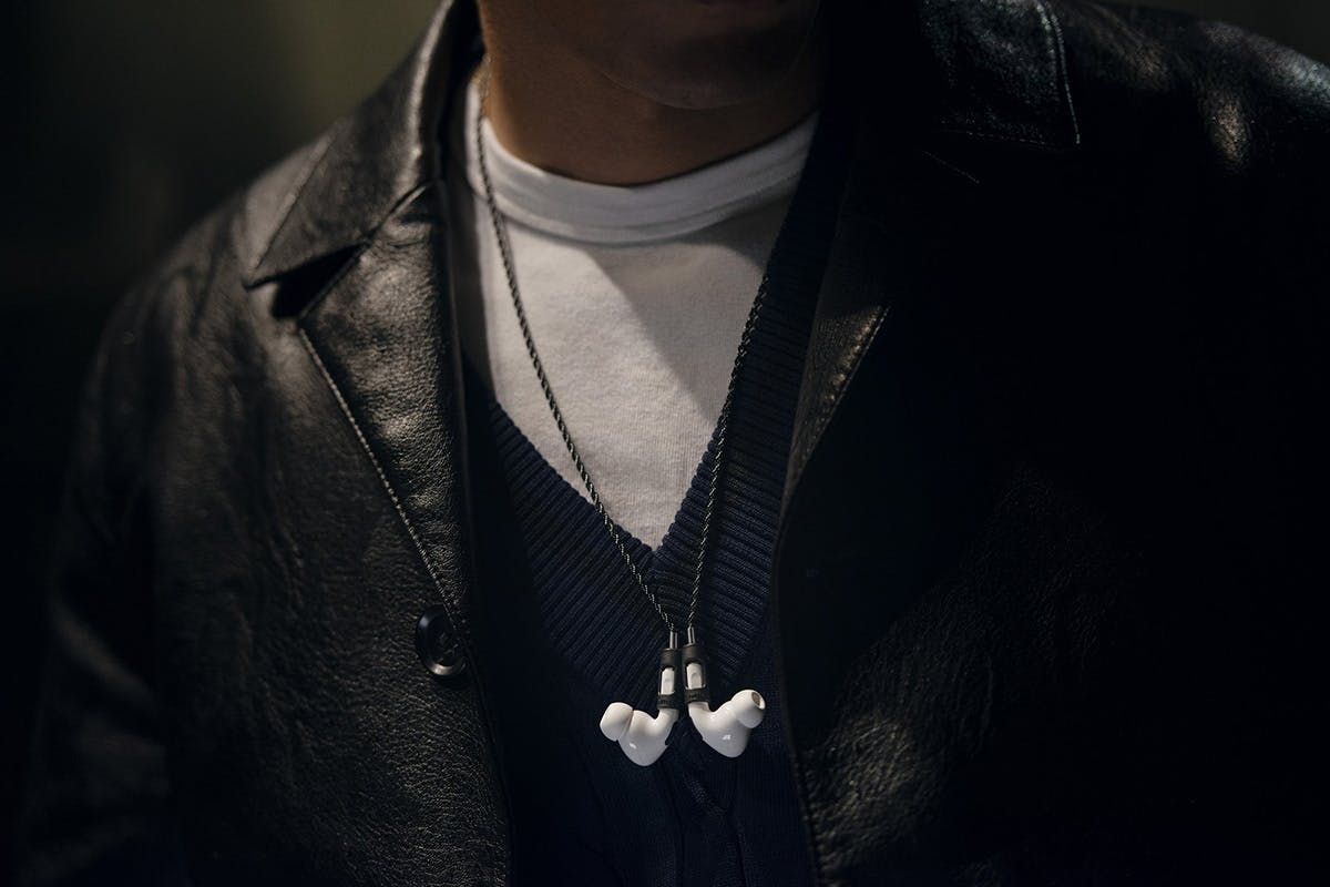 Assortment Pen pal Scrupulous Tapper's '18K Gold' Airpod Chains Are Actually Affordable