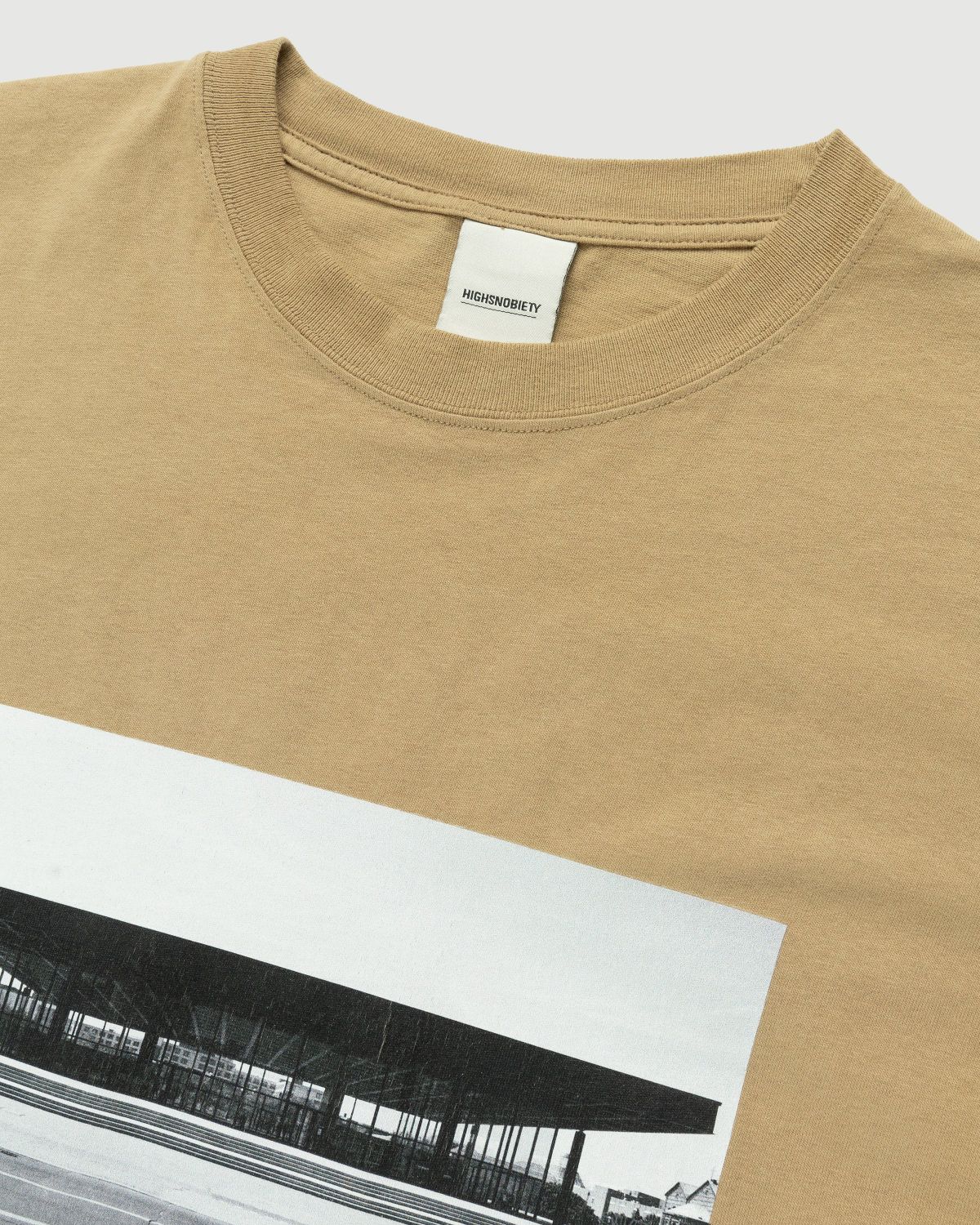 Neue Nationalgalerie x Highsnobiety – BERLIN, BERLIN 3 Mies T-Shirt Military Green - T-shirts - Brown - Image 4