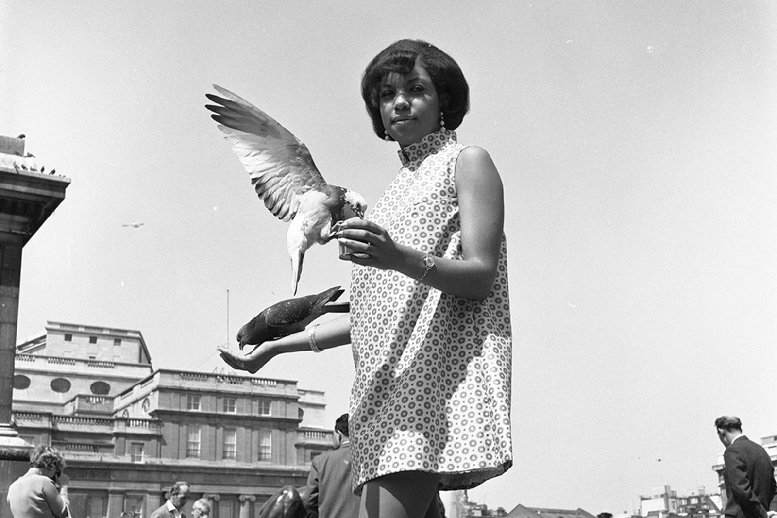 Drum Cover Girl, Erlin Ibreck, at Trafalgar Square, London, 1966. Courtesy Galerie Clémentine de la Féronnière @clementinedelaferonniere