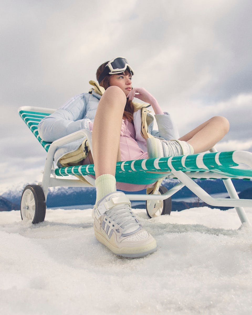 +H23804-FW22_BAD_BUNNY_FORUM_WHITE_PHOTO_08_4x5-1094140