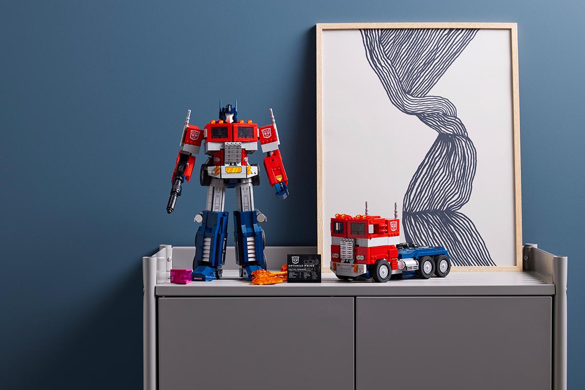 lego-transformers_0000_LEGO-Transformers-Optimus-Prime-Set_10302_Lifestyle_13