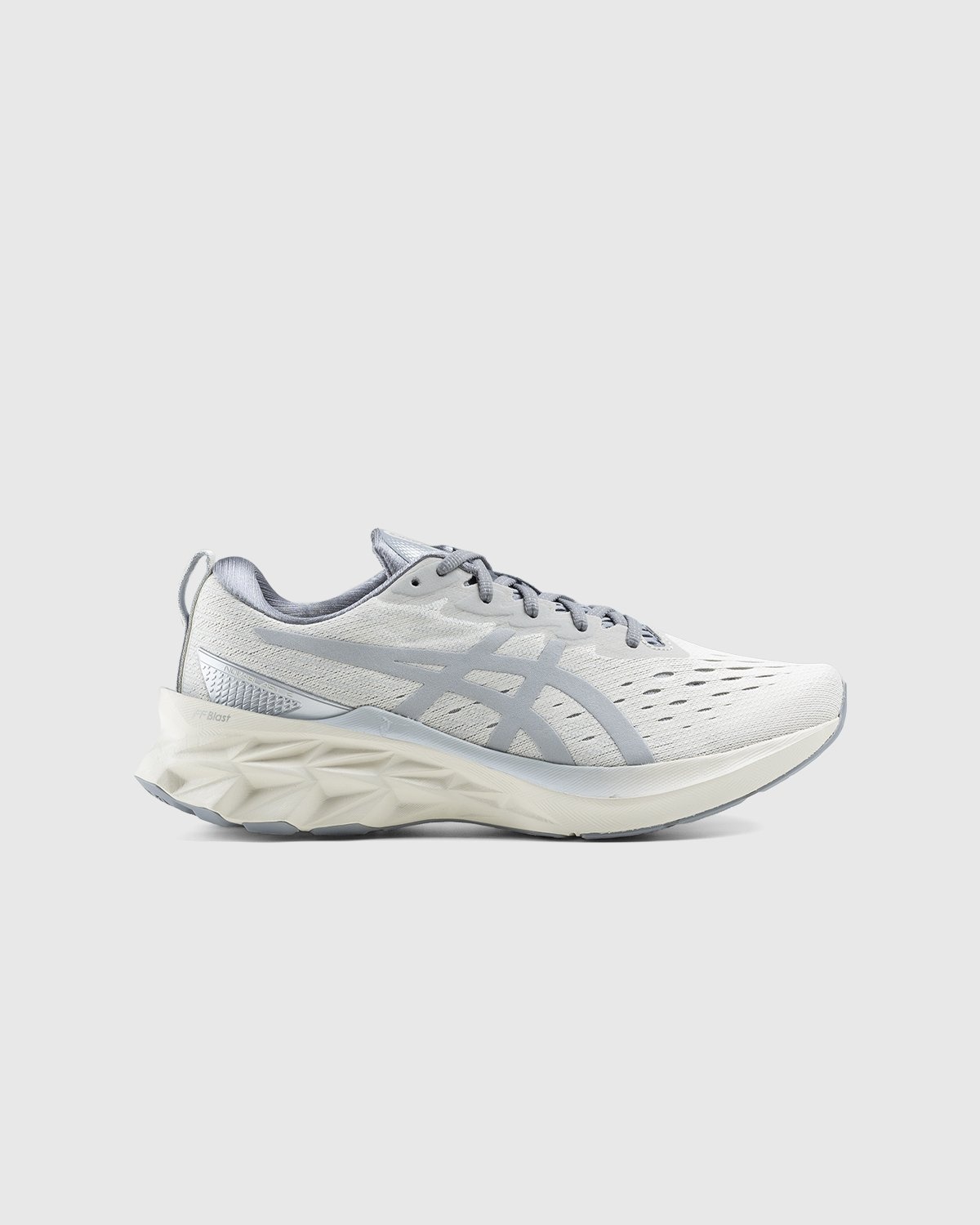 asics – Novablast 2 SPS Smoke Grey Piedmont Grey - Sneakers - Beige - Image 1