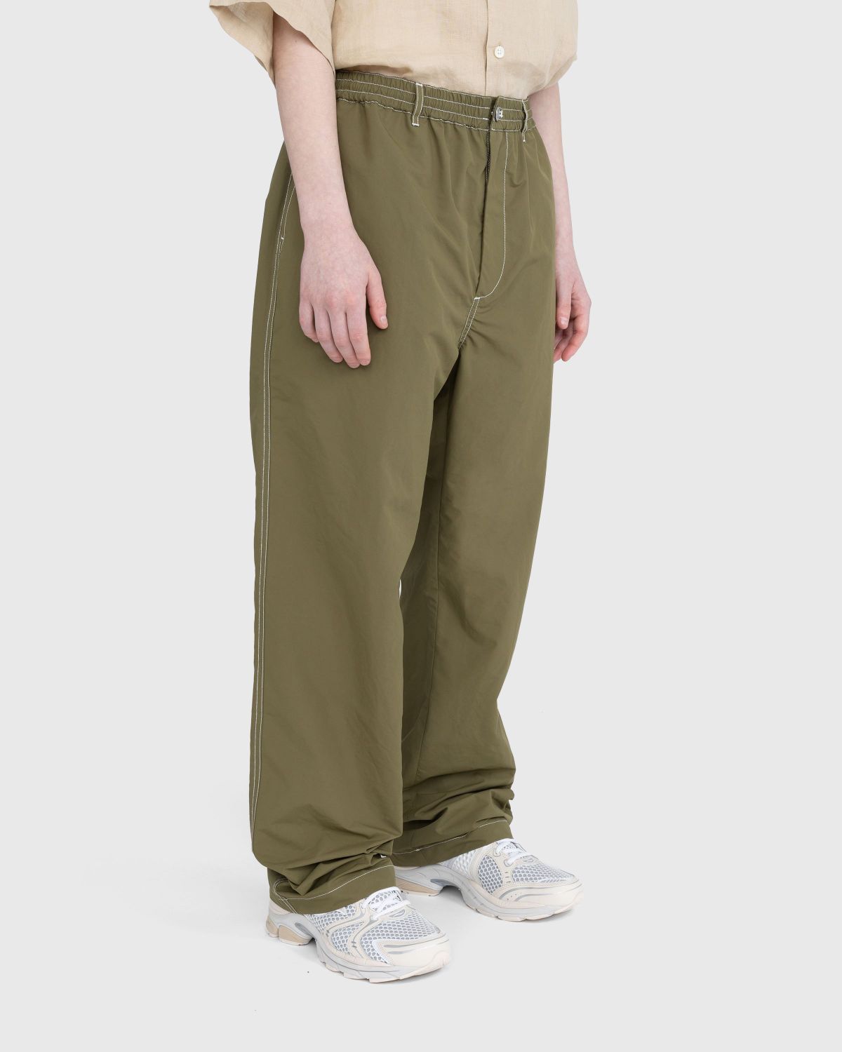 Highsnobiety – Contrast Stitch Pants Khaki - Pants - Green - Image 4
