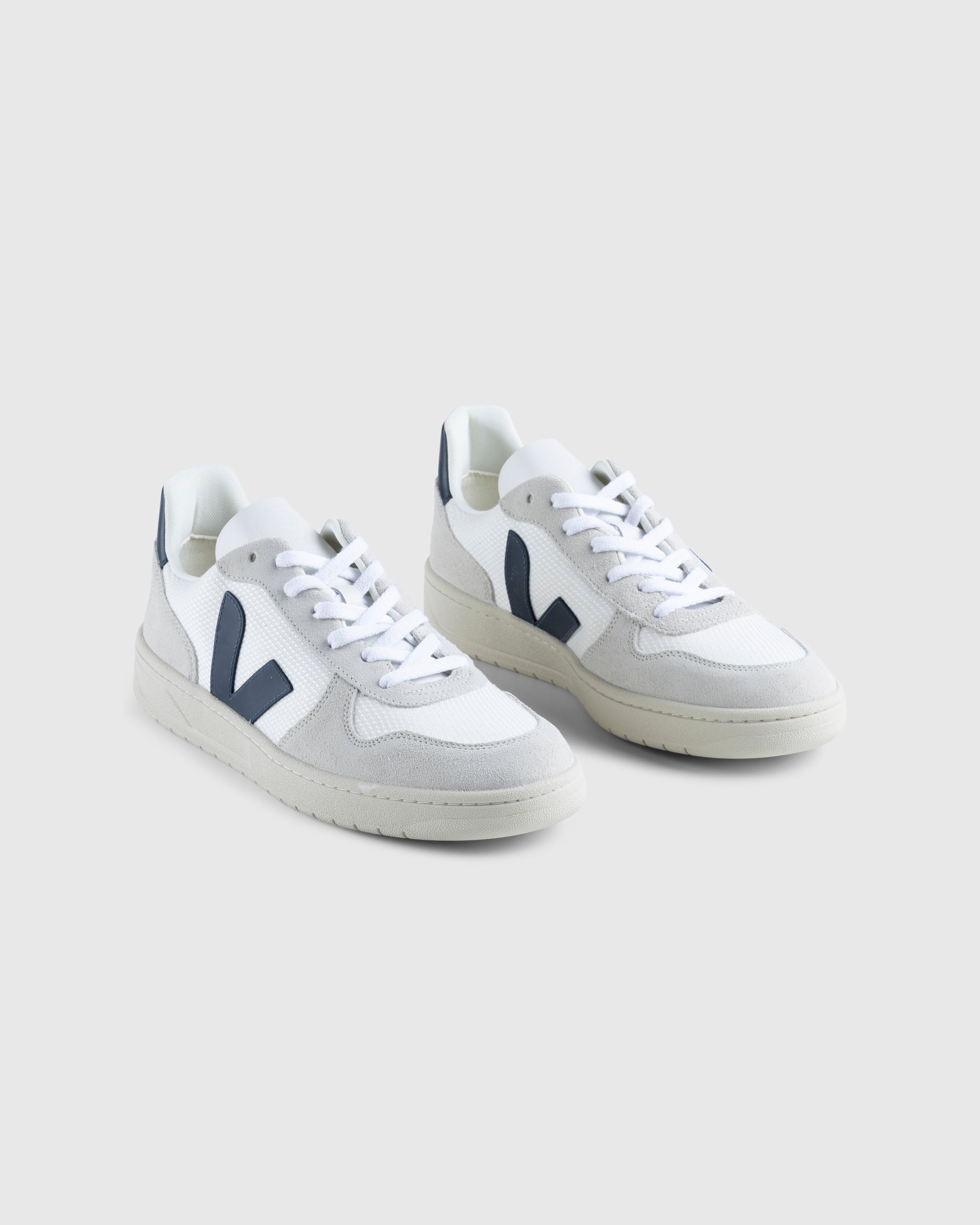 Veja v10 bmesh white nautico on sale
