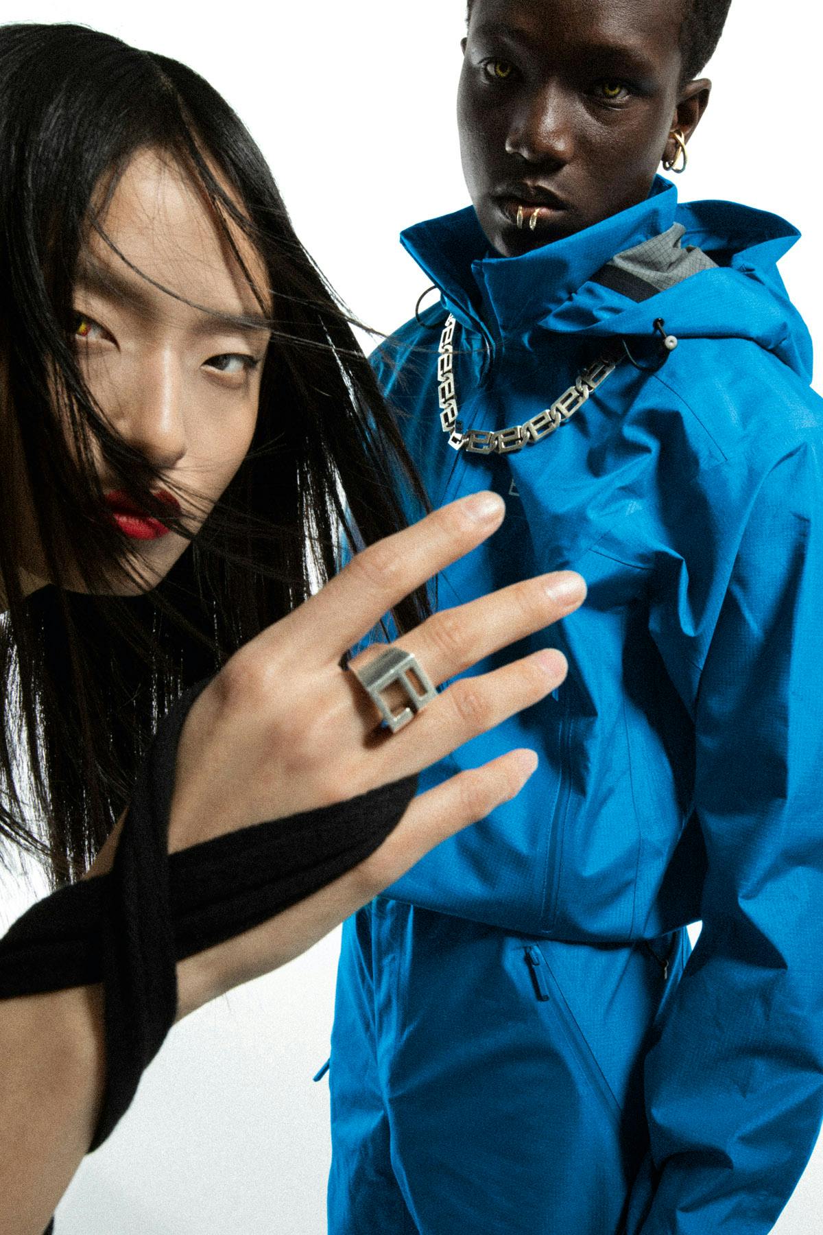 On her (left)
Bands ADIDAS
Ring PIECES UNIQUES
On him (right)
Tracksuit and necklace PIECES UNIQUES
Mini space ear cuff and viper mouth cuff ALAN CROCETTI