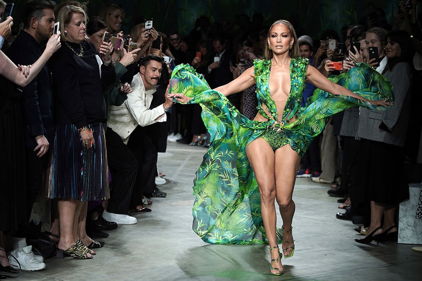 Jennifer lopez walks runway in green Versace dress