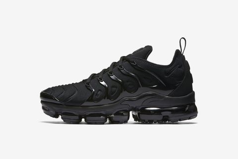Popular black nike shoes hotsell