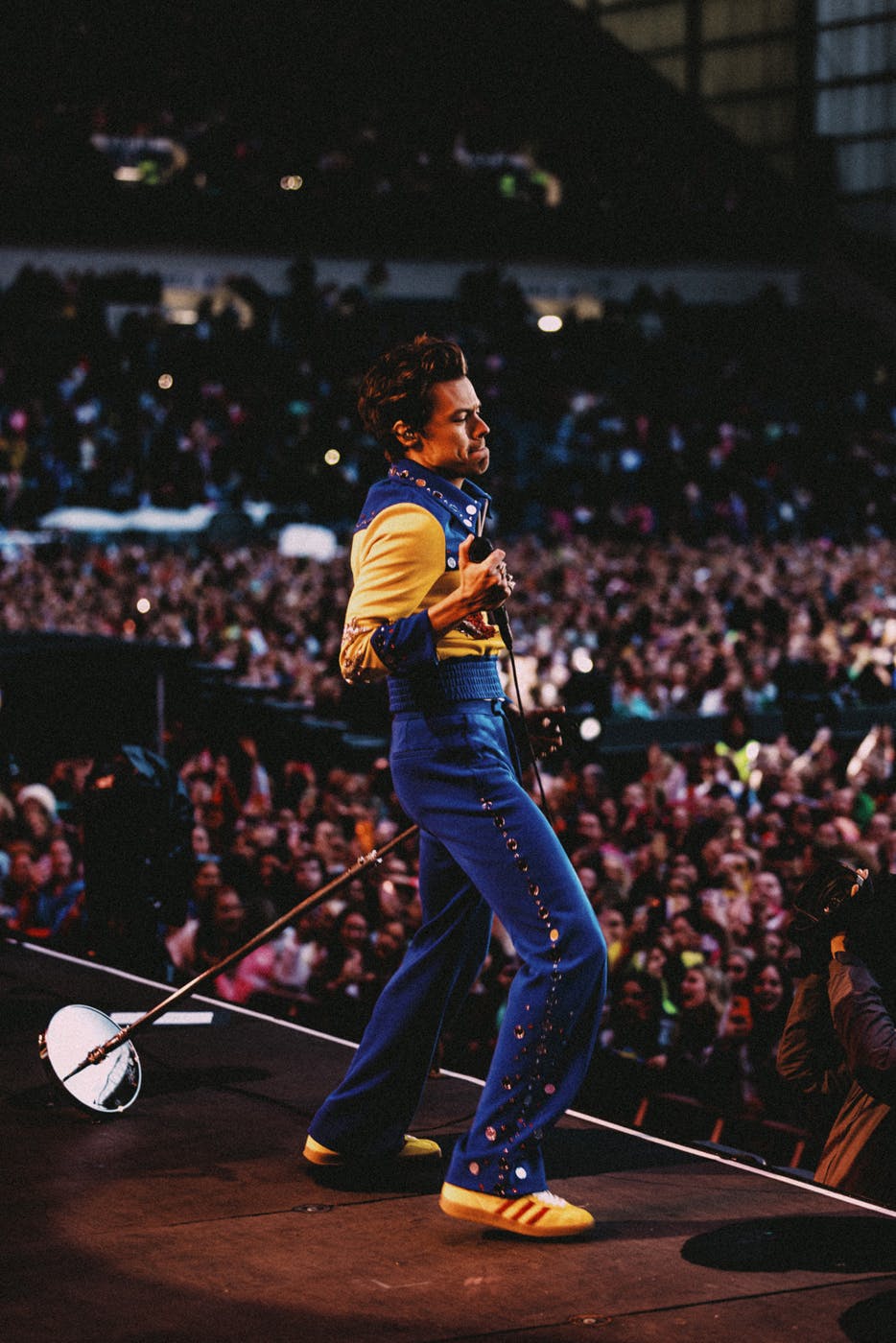 harry-styles-gucci-custom-outfits-love-on-tour (5)