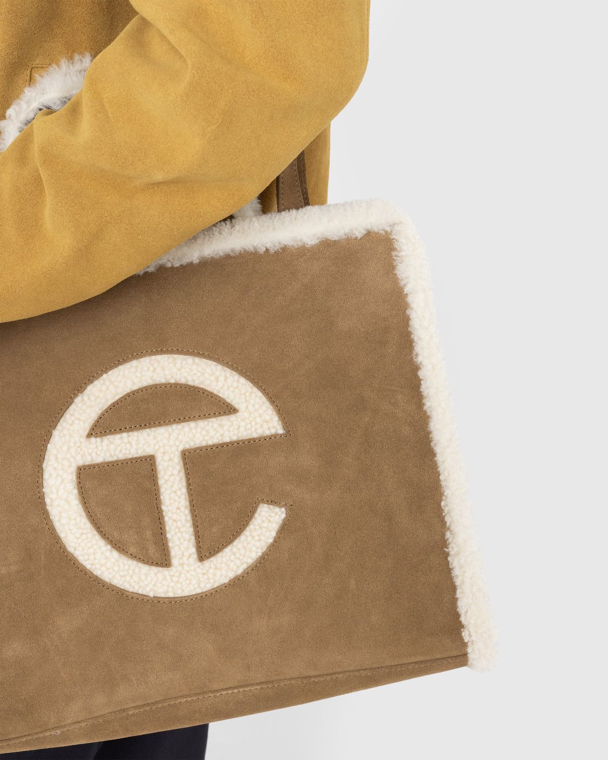 Ugg x Telfar – Suede Medium Shopper Chestnut  - Bags - Brown - Image 6