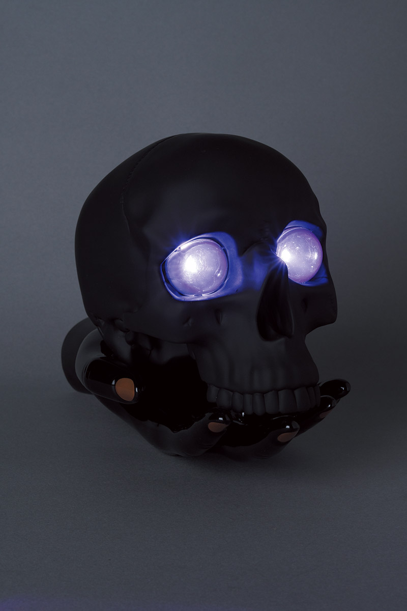 undercover-p-m-usher-spooky-season-skull-lamp-02