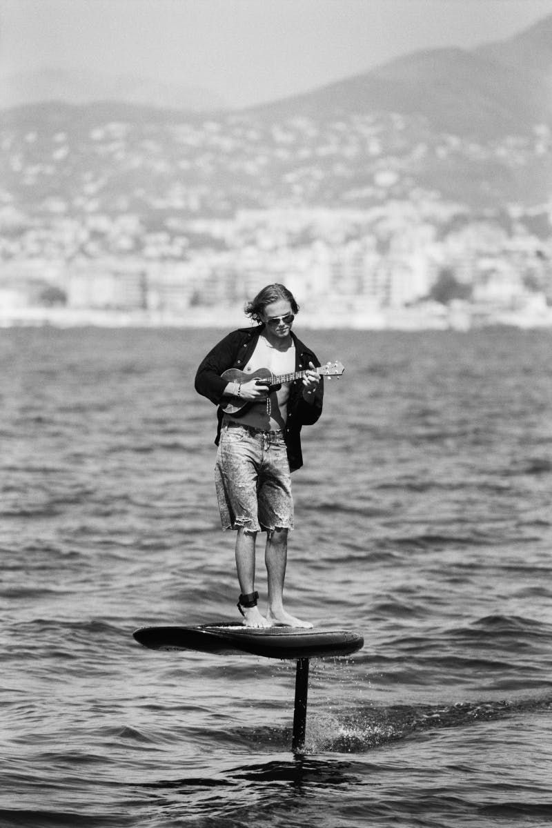 celine-e-foil-electric-surfboar-d-hydrofoil (2)