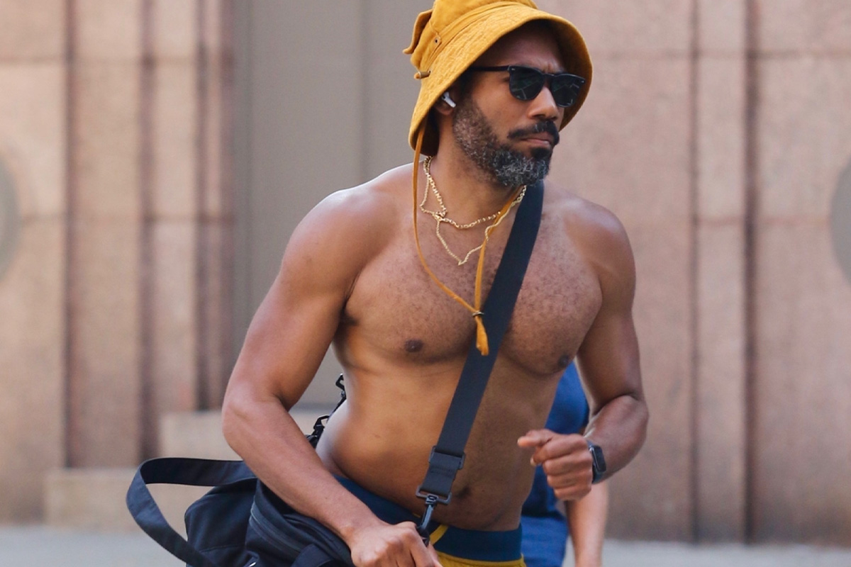 donald-glover-shorts-topless-saucony-002