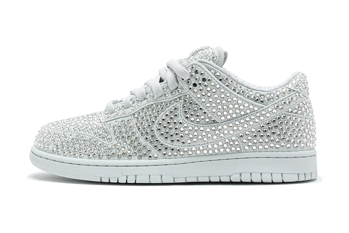 Préstamo de dinero Regreso Llevando Swarovski x Nike Air Force 1: Exclusive Interview & Info