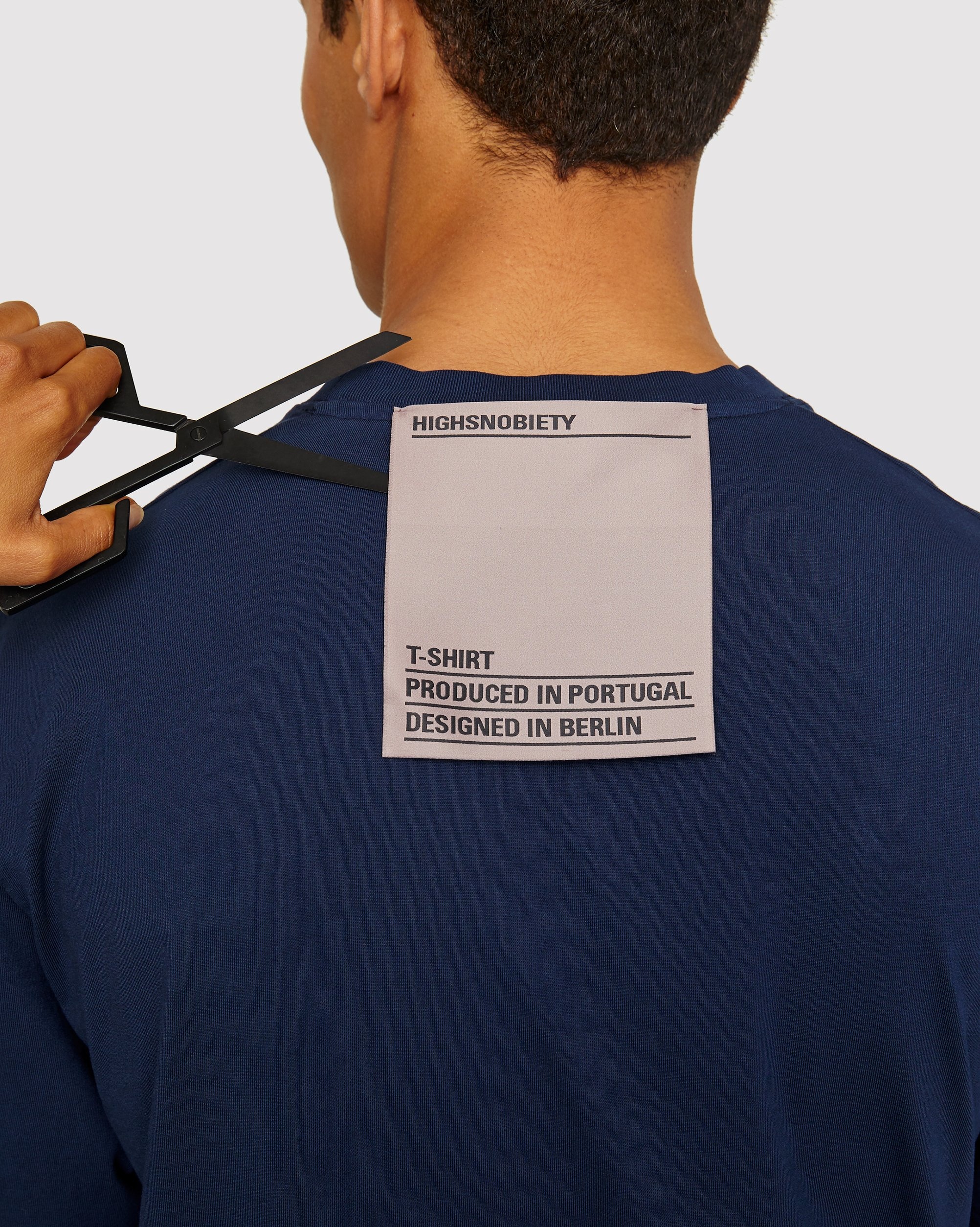 Highsnobiety – Staples T-Shirt Navy - T-shirts - Blue - Image 4