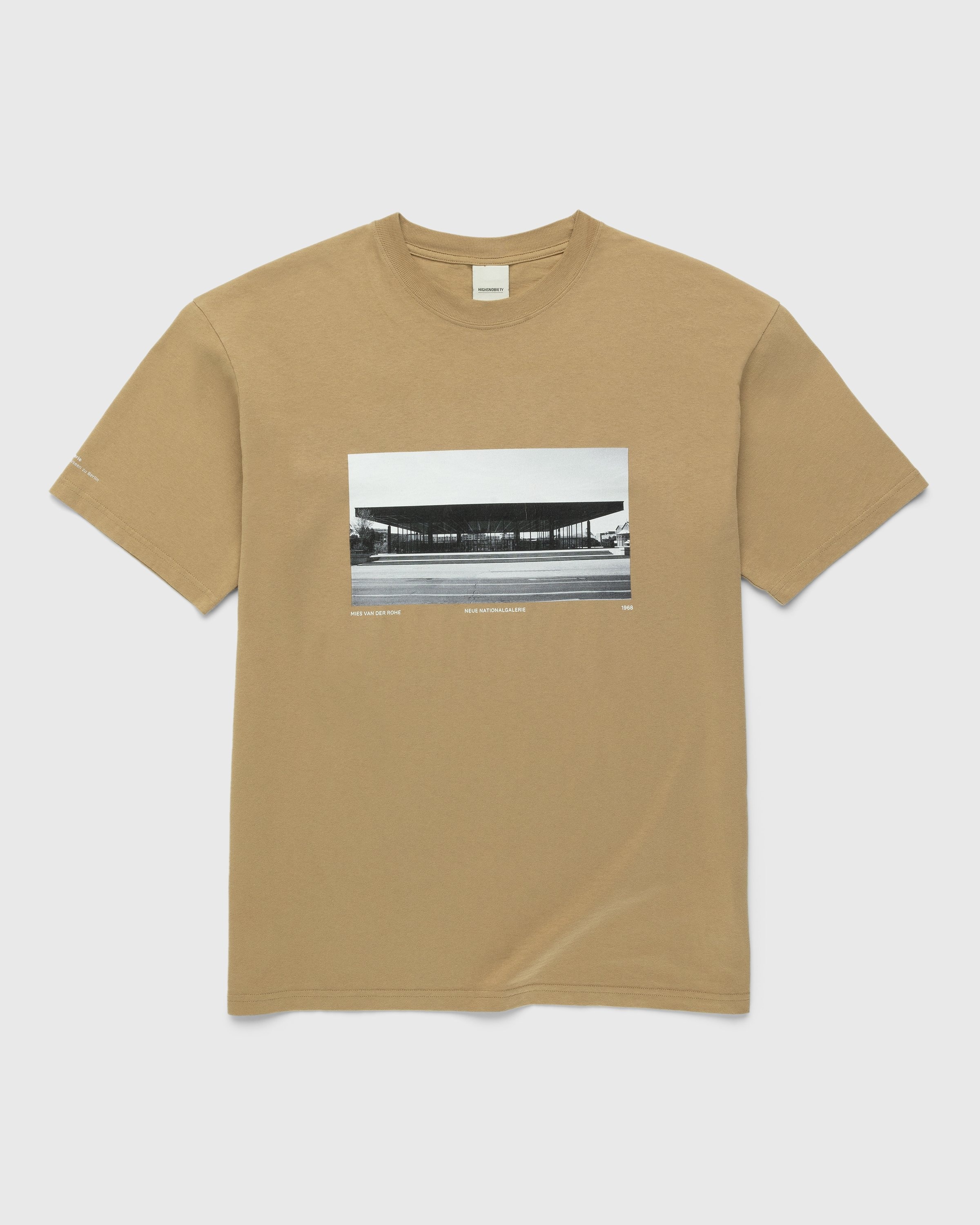 Neue Nationalgalerie x Highsnobiety – BERLIN, BERLIN 3 Mies T-Shirt Military Green - T-shirts - Brown - Image 1