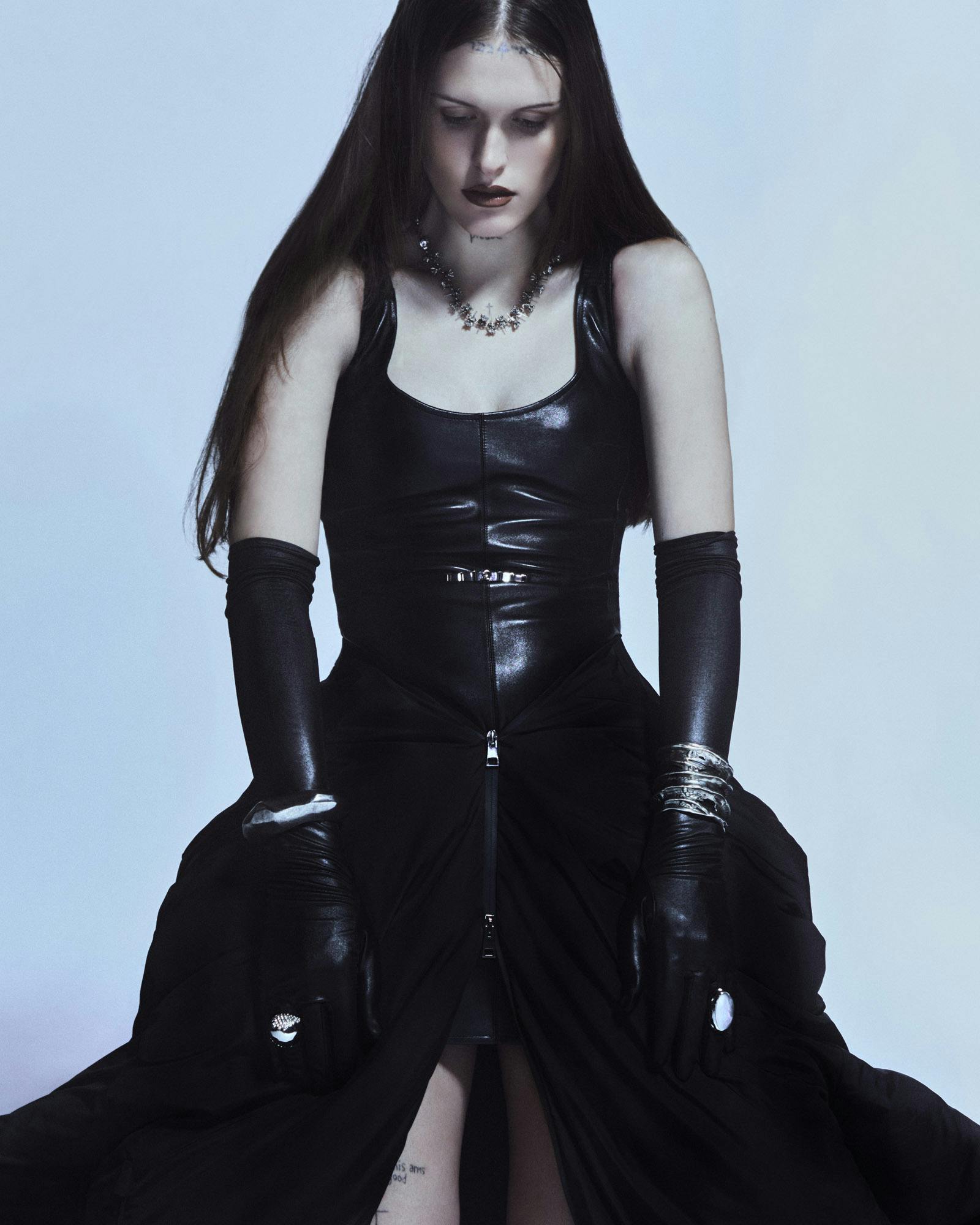 Dress HERMÈS
Jacket worn on waist Y/PROJECT
Necklace D’HEYGERE
Gloves AGNELLE
Bracelets and rings SAINT LAURENT BY ANTHONY VACCARELLO