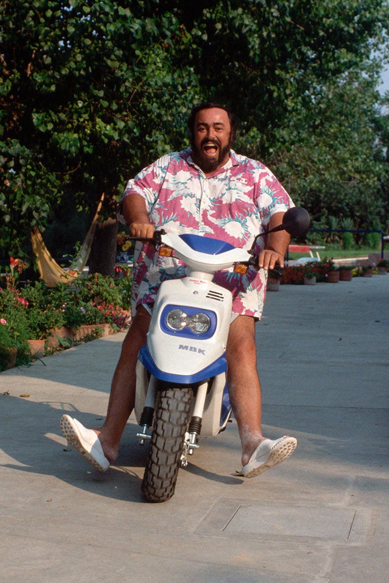 luciano-pavarotti-was-the-big-man-with-big-fits-03