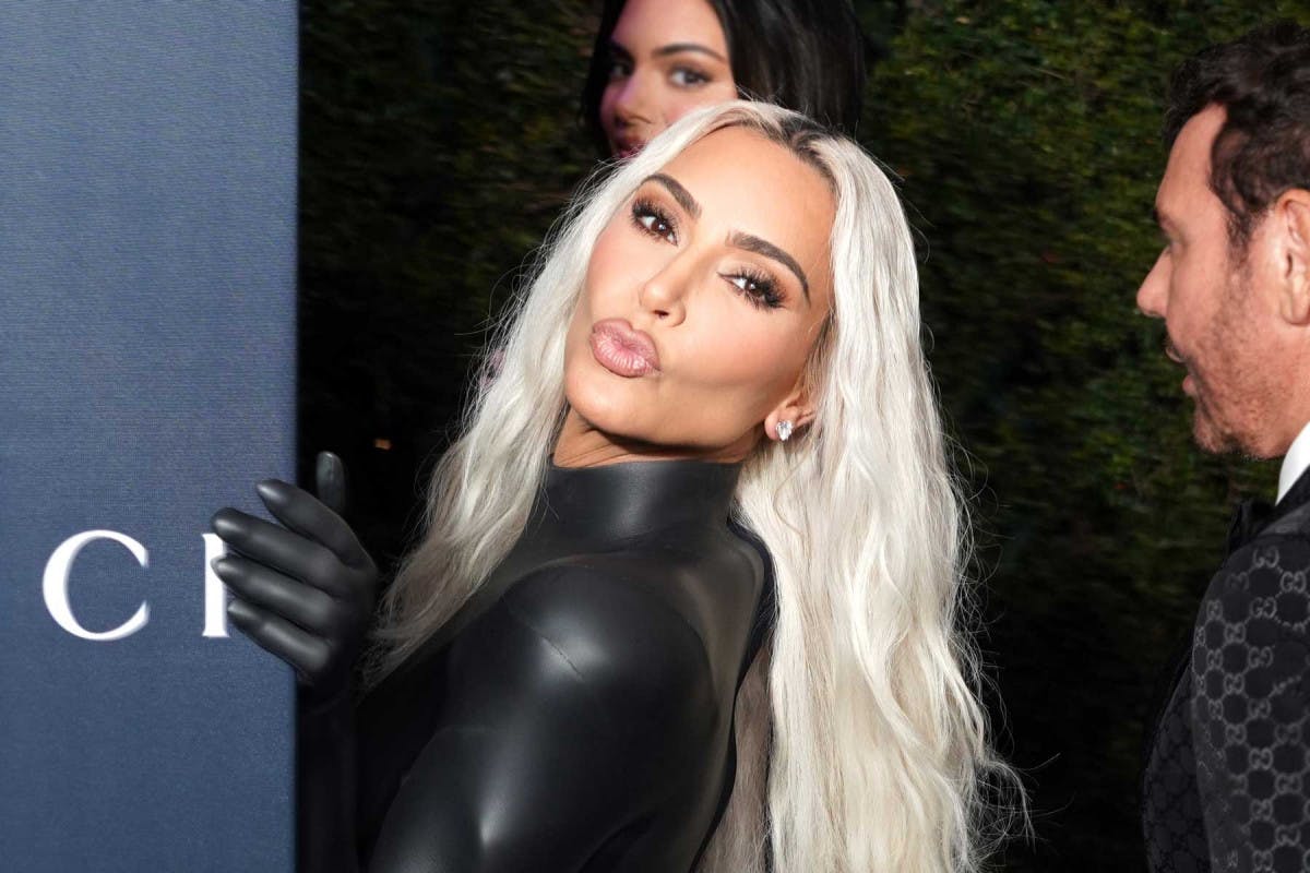 kim-kardashian-yeezy-slides (1)
