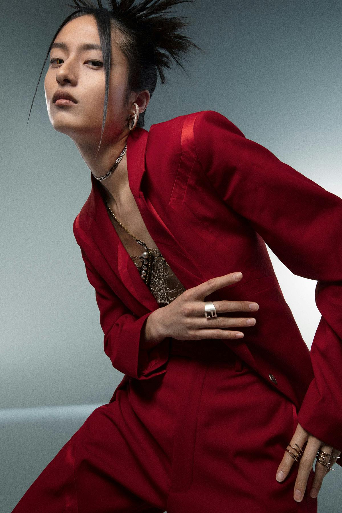 Suit, necklace and ring on left hand PIECES UNIQUES
Top LOU DE BETOLY
Earrings ALAN CROCETTI
Rings on right hand MUGLER