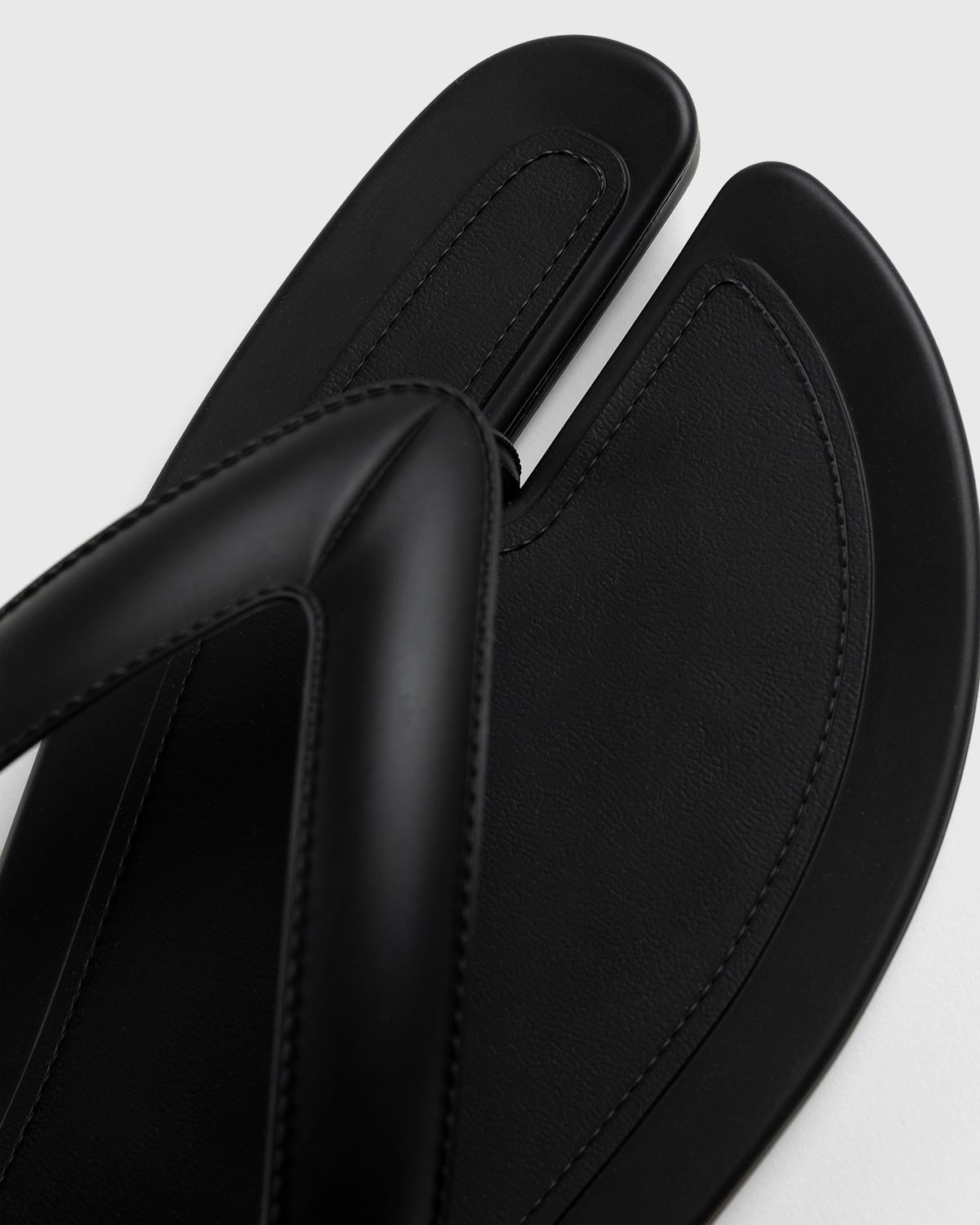 Maison Margiela – Tabi Flip-Flops Black - Sandals & Slides - Black - Image 5