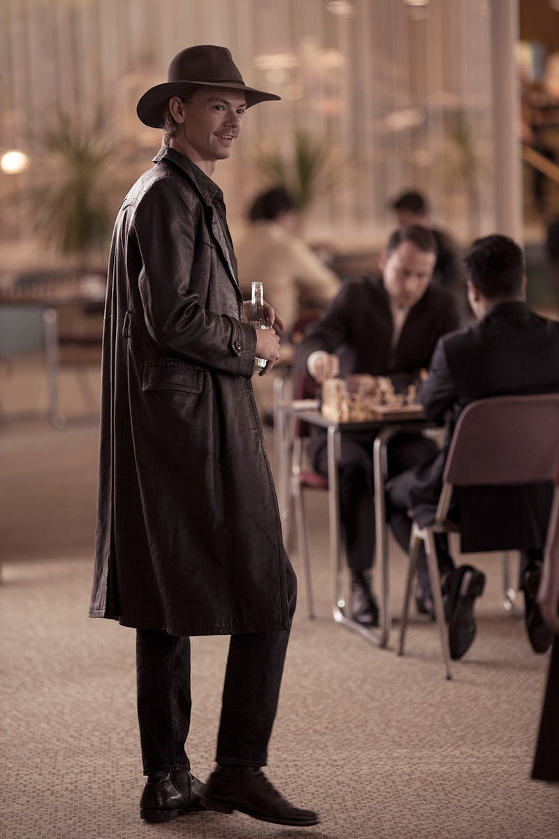 queens-gambit-thomas-broadie-sangster-02