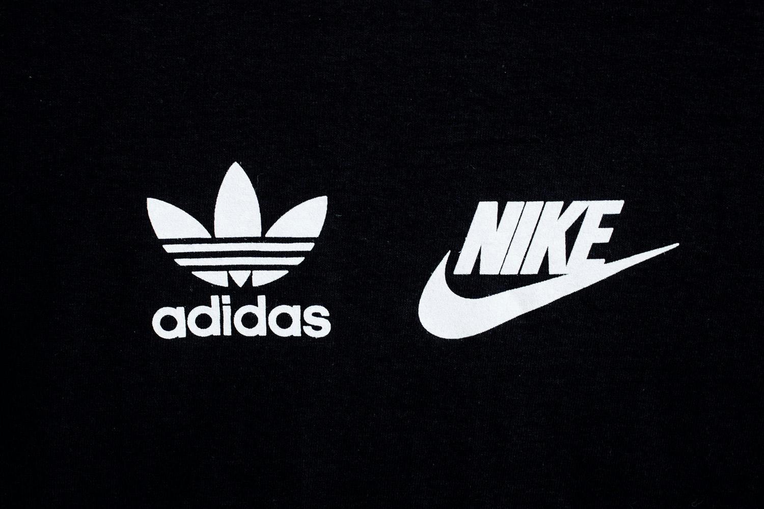 Эмблемы спортивных брендов. Адидас vs найк. Коллаб найк и адидас. Nike adidas. Найк адидас Пума.