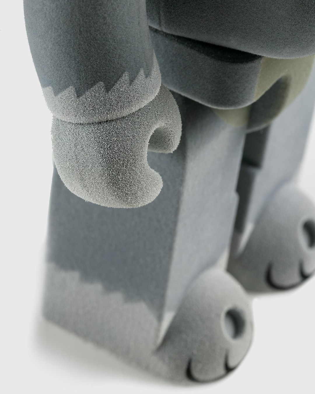 Medicom – Be@rbrick Tom Flocky 100% and 400% Set Grey - Toys - Grey - Image 5