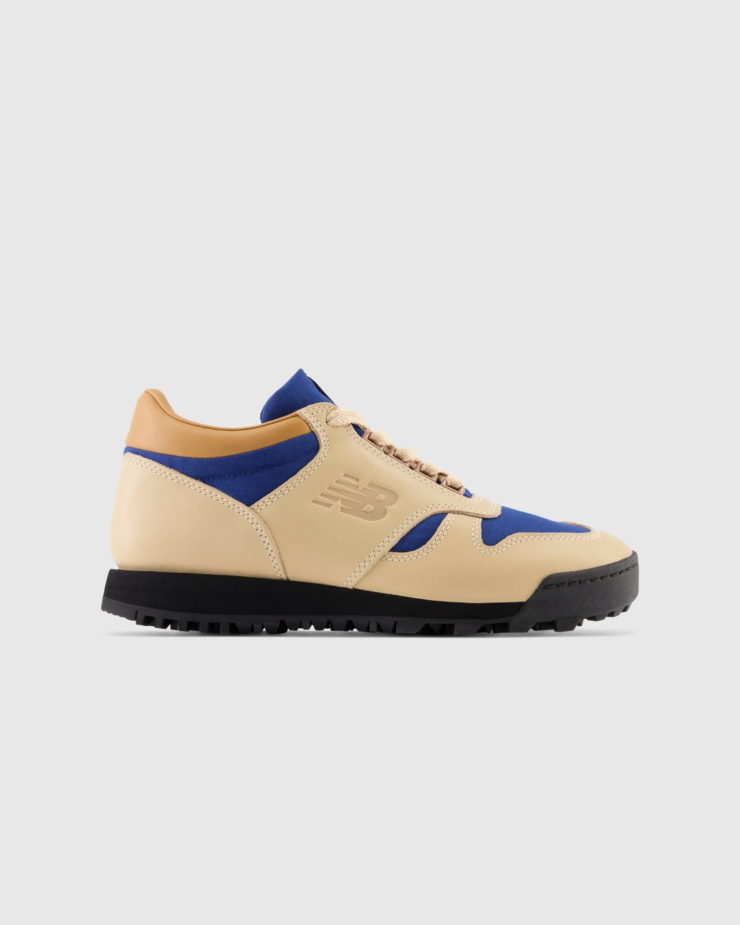 New Balance – UALGSVT Rainier Dune - Sneakers - Beige - Image 1