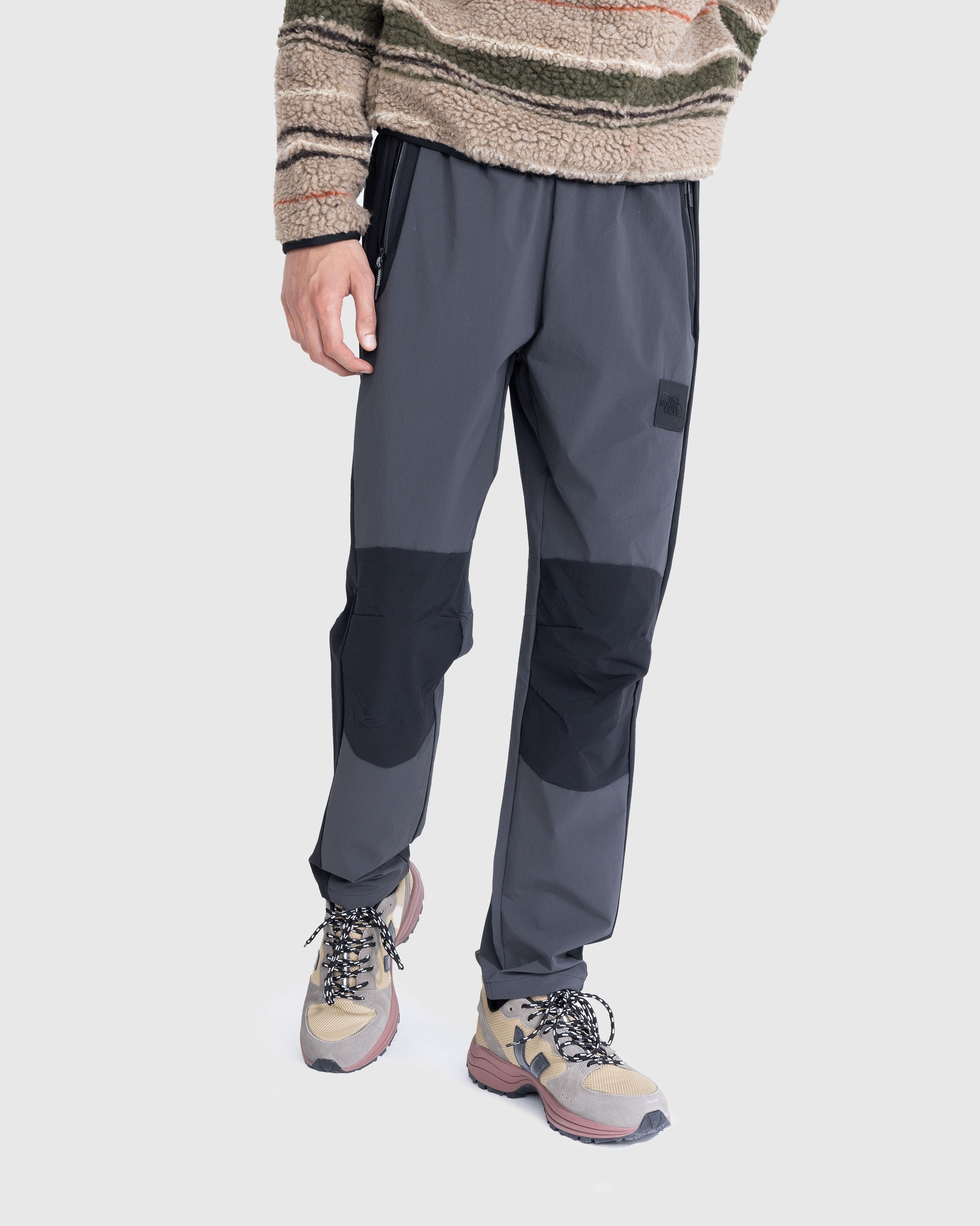 The North Face – NSE Shell Suit Pant Asphalt Grey/TNF Black