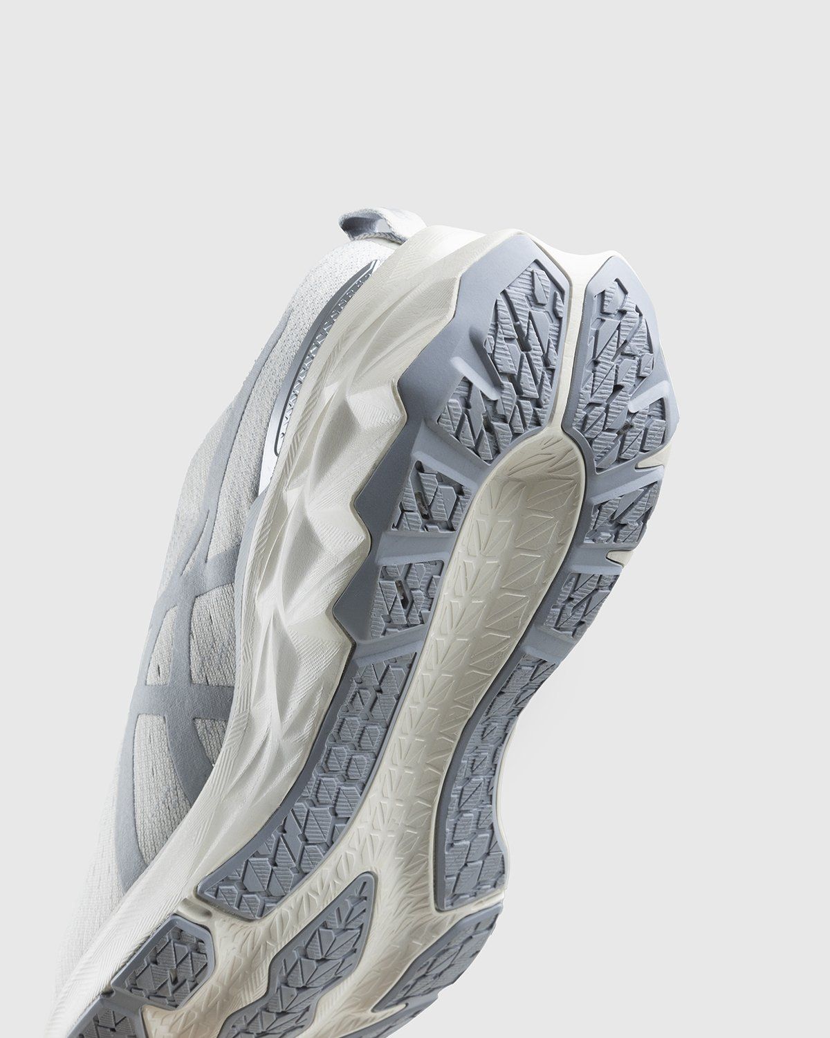 asics – Novablast 2 SPS Smoke Grey Piedmont Grey - Sneakers - Beige - Image 5
