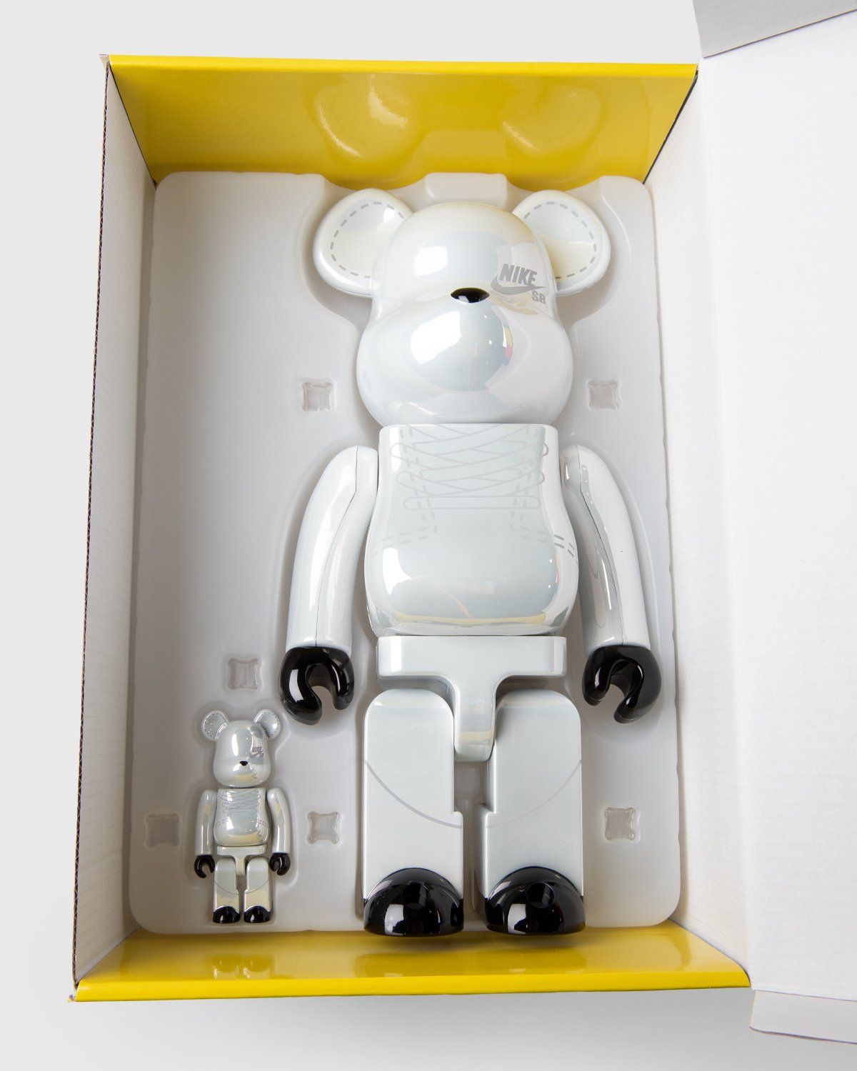 Medicom – Be@rbrick Nike SB 2020 400% and 100% Set White - Toys - White - Image 6