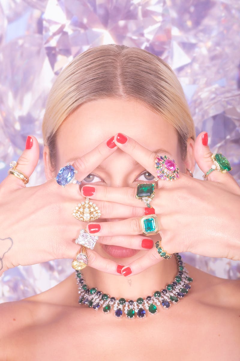 Top CHANEL,
Ring on left thumb AETHER,
Rings on left index finger, ring finger, and pinky ANABELA CHAN JOAILLERIE,
Ring on left middle finger OSCAR MASSIN,
Rings on right thumb, index finger, and middle finger ANABELA CHAN JOAILLERIE,
Ring on right ring finger SHAHLA KARIMI,
Necklace ANABELA CHAN JOAILLERIE