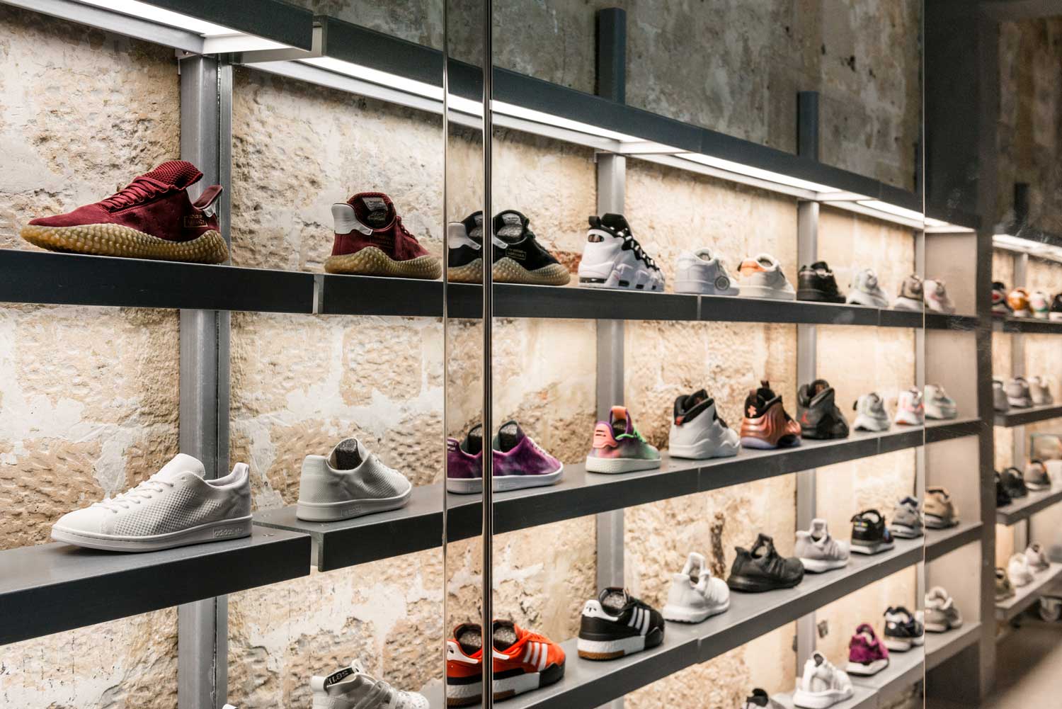 Sneakers магазин кроссовок. Стеллаж с кроссовками. Стили магазинов кроссовок. Идеи для магазина кроссовок. Интерьер магазина кроссовок стиль.