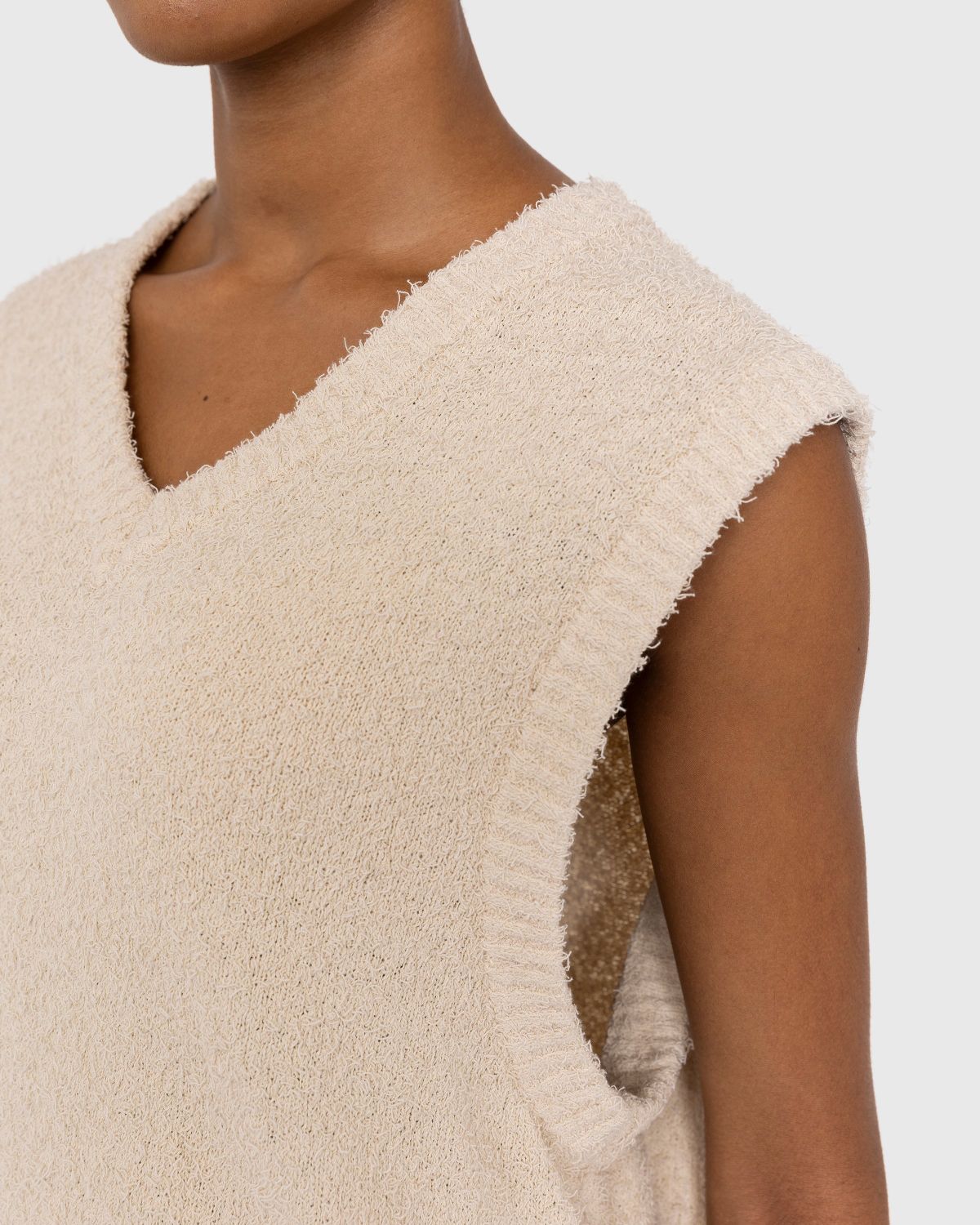 Highsnobiety – V-Neck Sweater Vest Beige - Gilets - Beige - Image 7