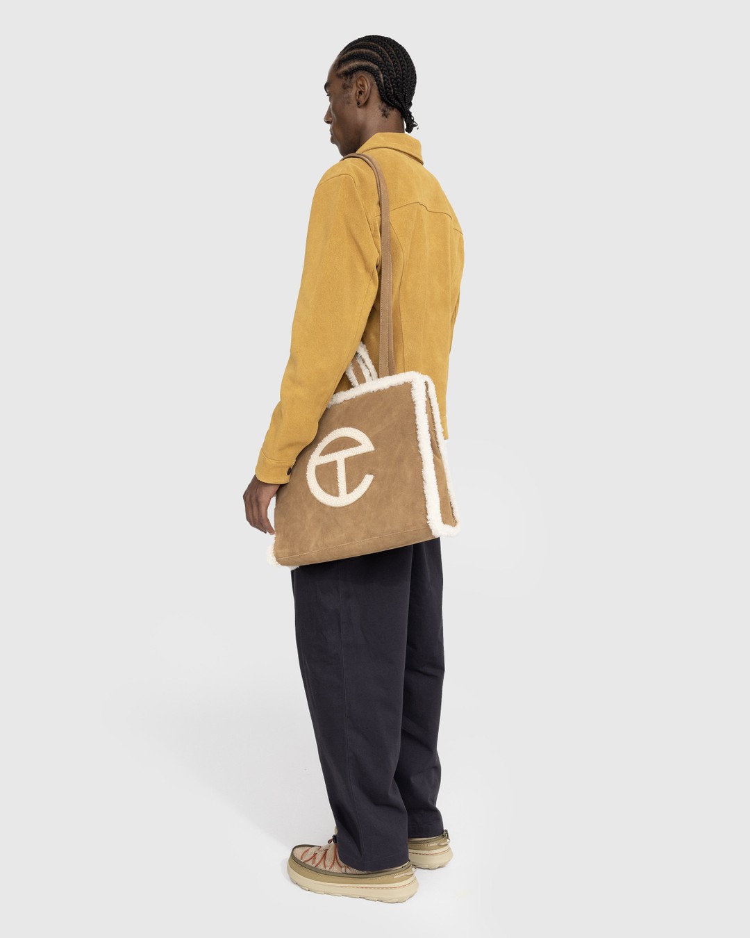 Ugg x Telfar – Suede Medium Shopper Chestnut  - Bags - Brown - Image 5
