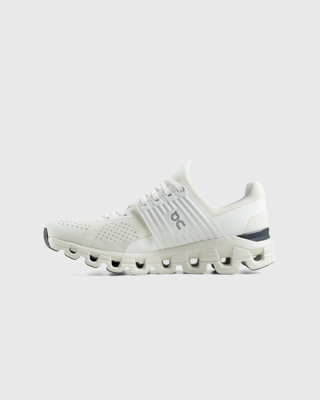 On – Cloudswift All White - Low Top Sneakers - White - Image 2