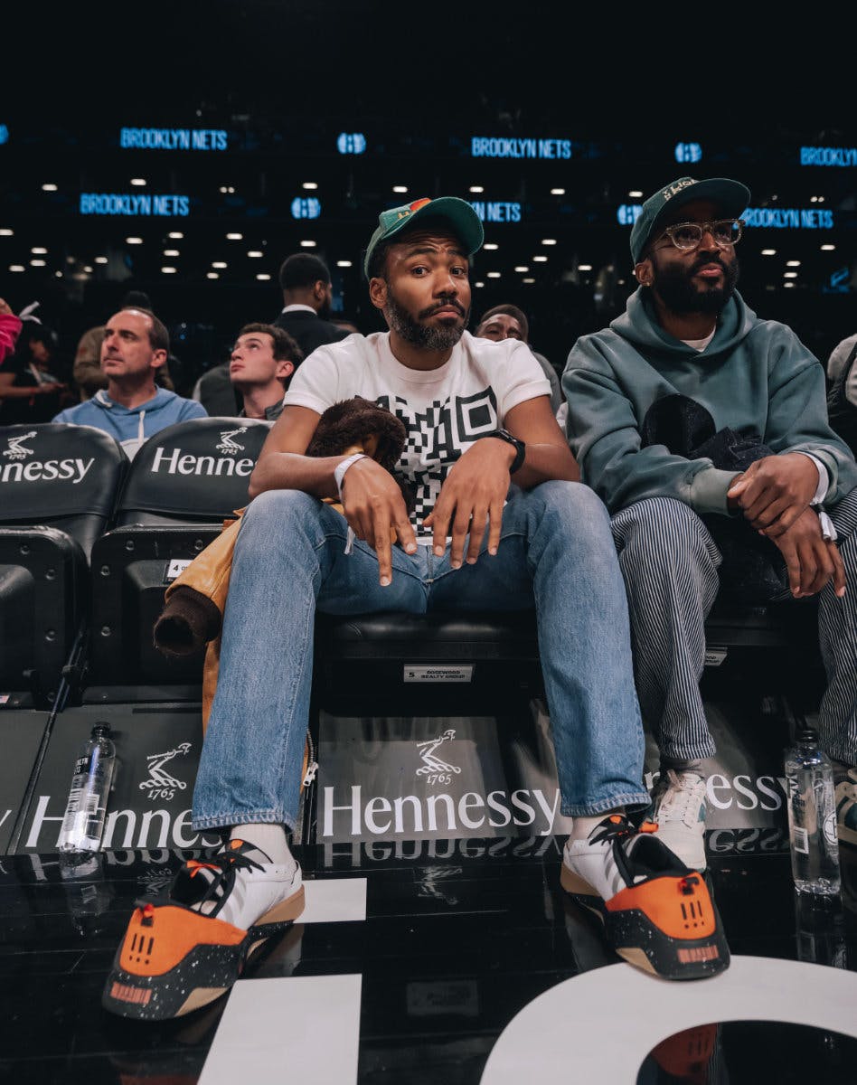 Welvarend Resoneer kaping Donald Glover Pulled Up in MSCHF's Wild BWD Shoes at Nets Game