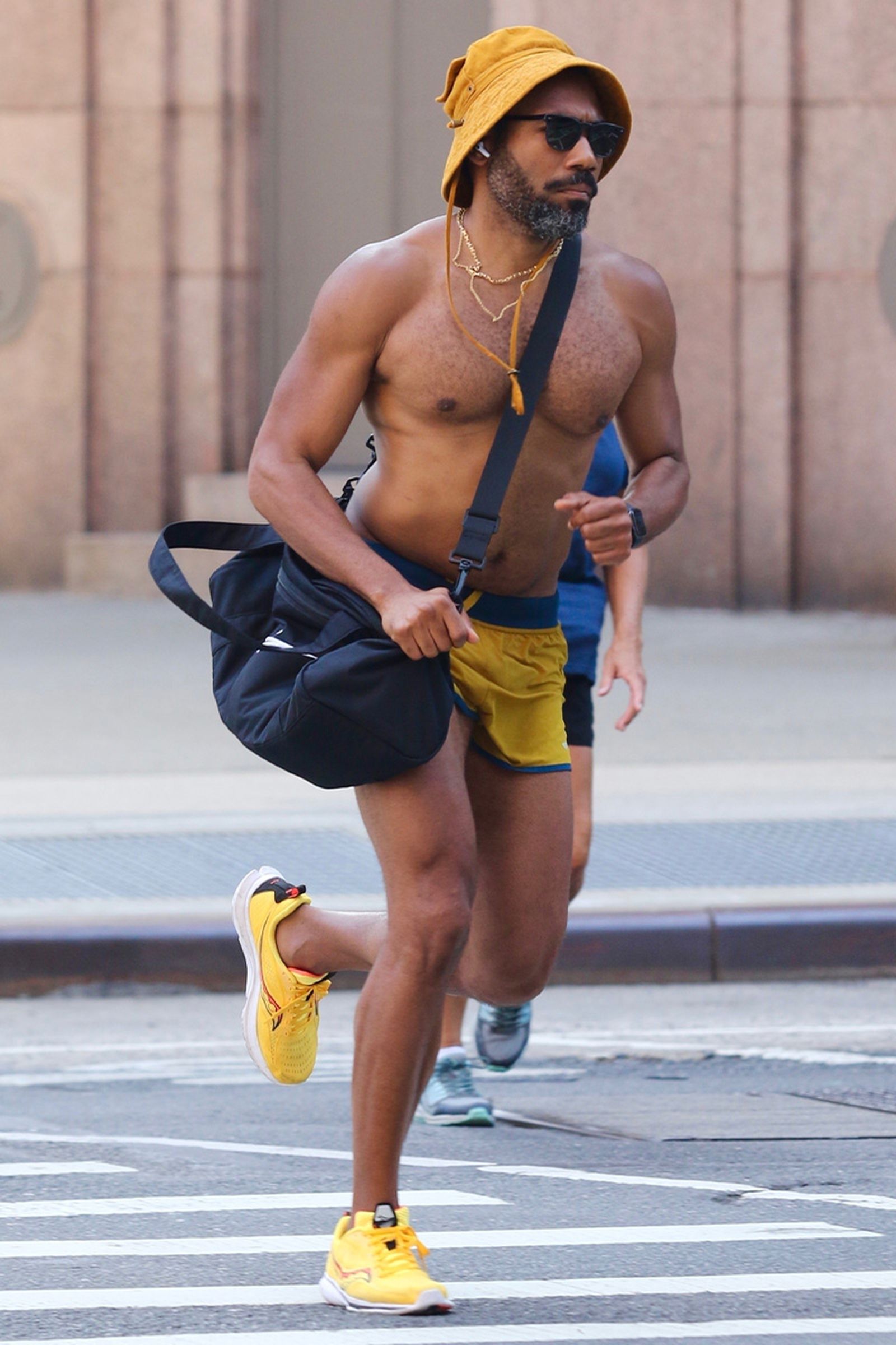 donald-glover-shorts-topless-saucony-001