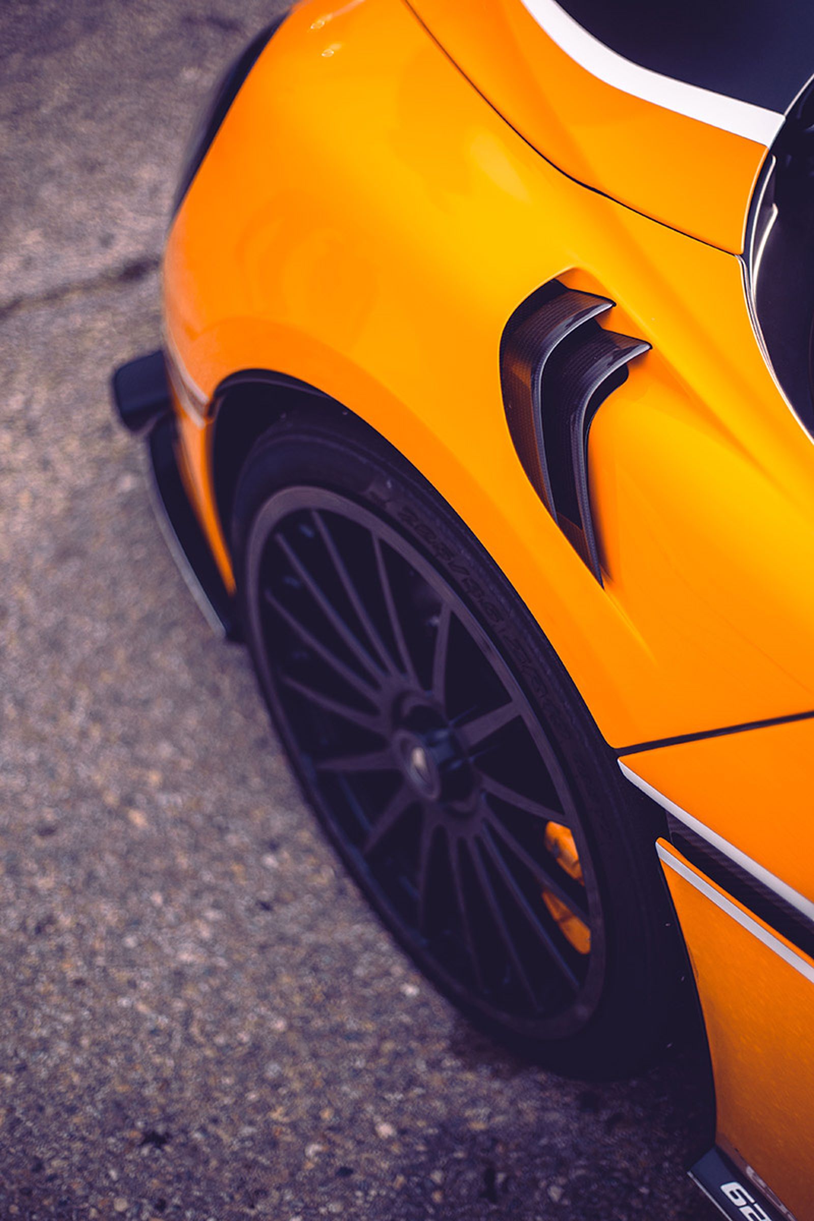 In addition to the standard centerlock wheels with Pirelli Trofeo R semi-slick tires, optional full slick tires are offered, developed bespoke for the 620R 
between Pirelli and McLaren motorsports teams.