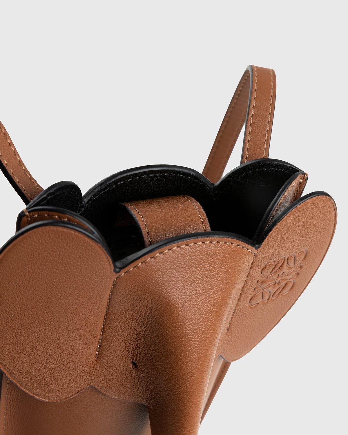 Loewe – Paula's Ibiza Elephant Pouch Tan - Shoulder Bags - Beige - Image 4