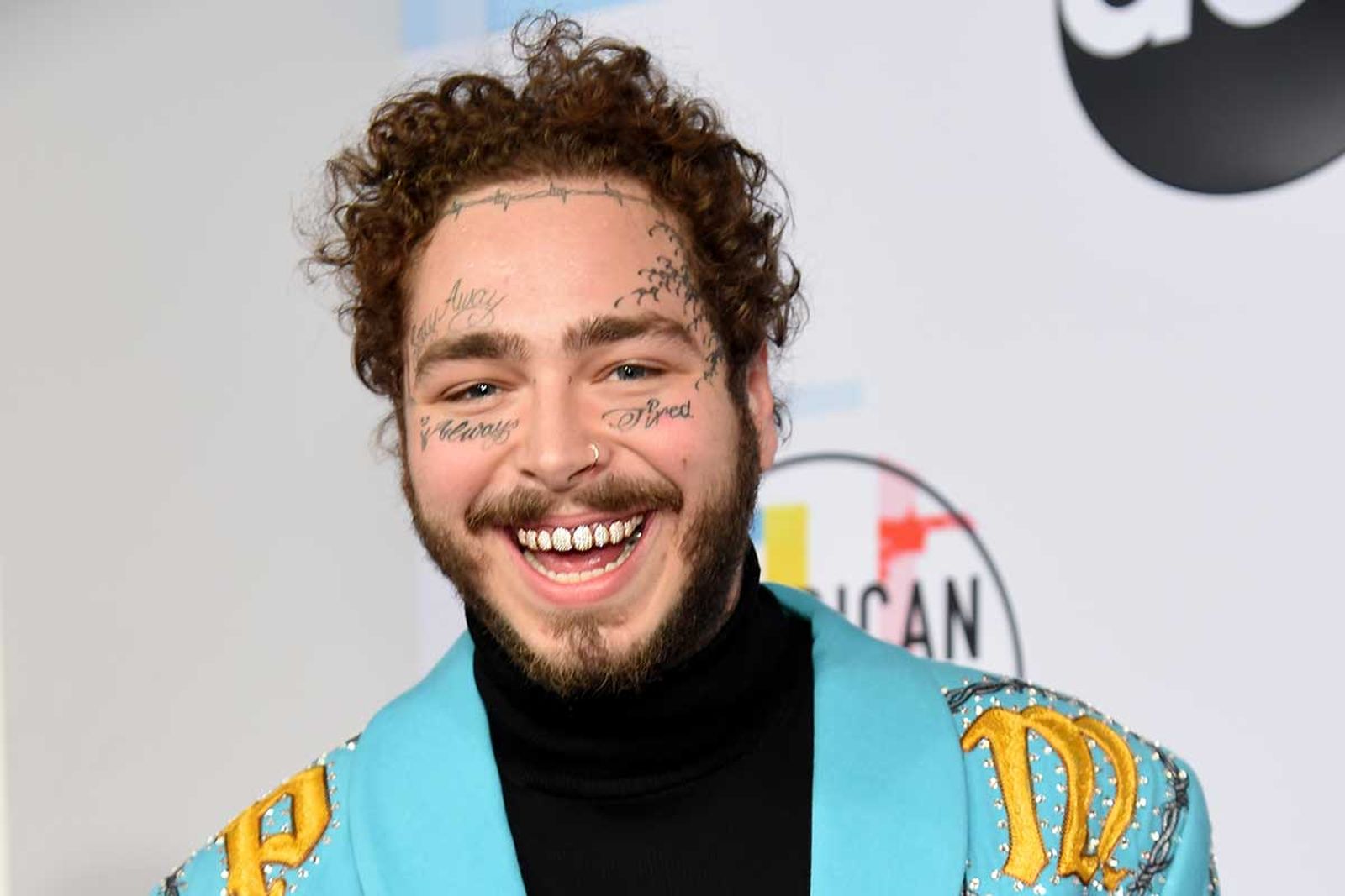 Post Malone smiling at the 2018 American Music Awards