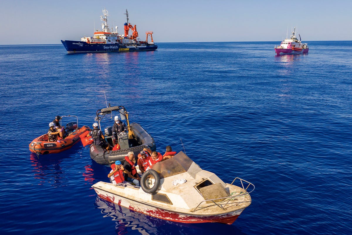 banksy-refugee-rescue-boat-02