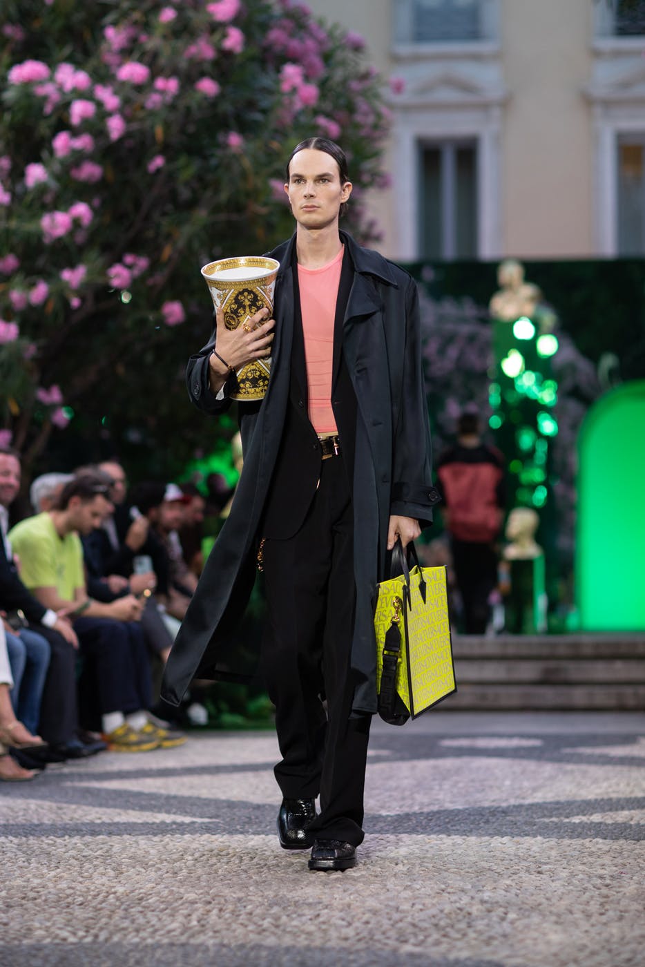 versace-ss23-collection-runway-vase-accessories (20)