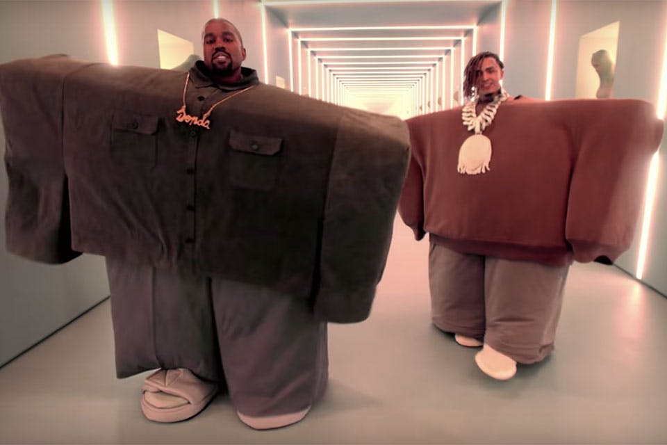 Kanye West в большом костюме